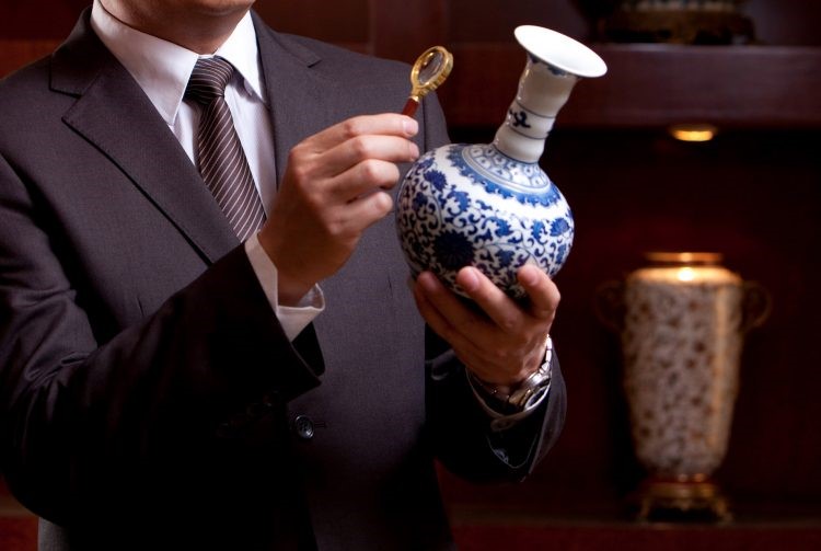 <b>The expert meticulously examines every aspect of the object with his magnifying glass, searching for hidden details.</b>
©Interencheres.com